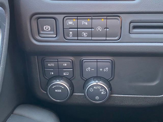 Used 2024 Chevrolet Suburban RST w/ Luxury Package AWD/4WD image 20
