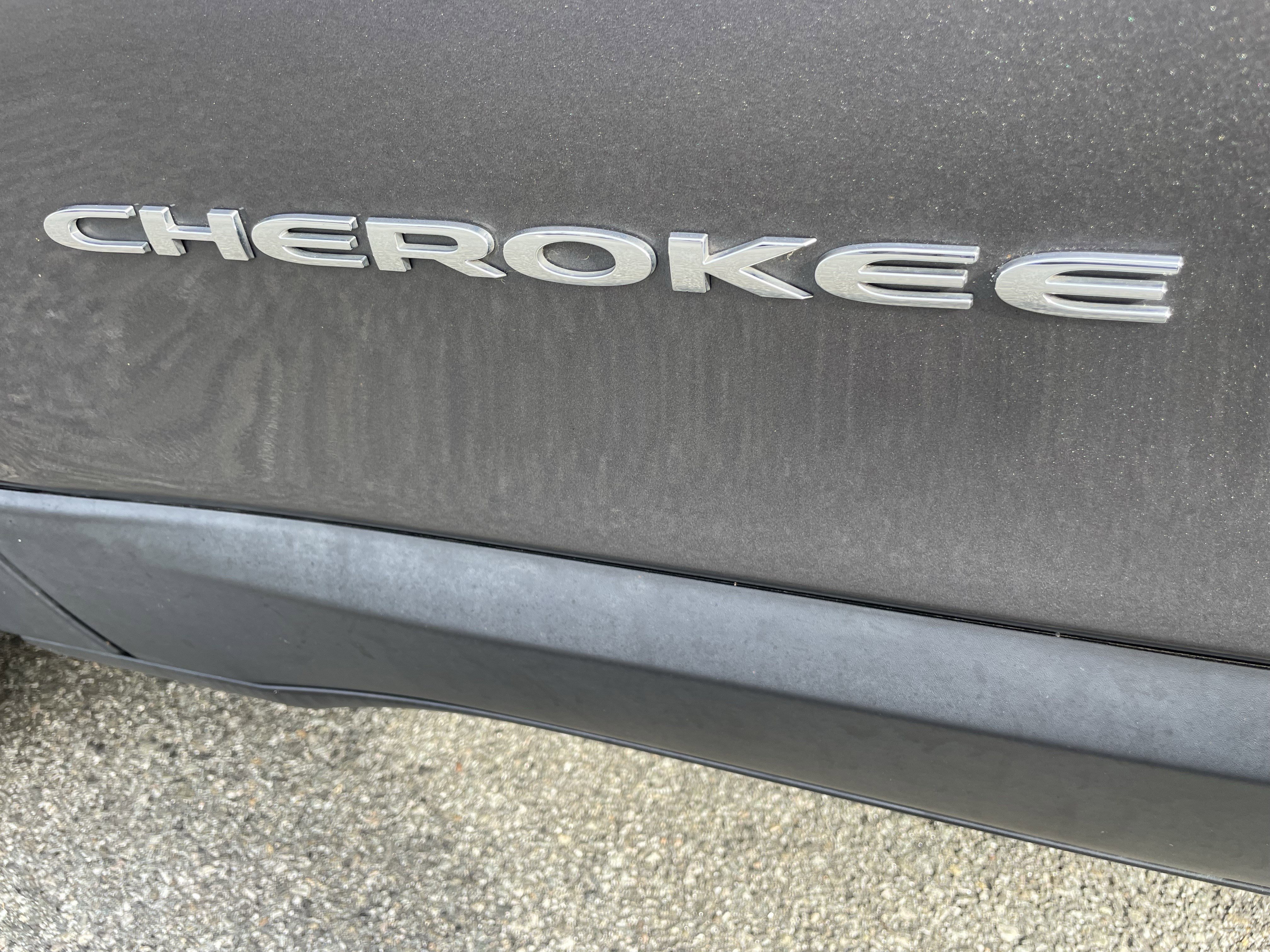 Used 2019 Jeep Cherokee Limited image 31