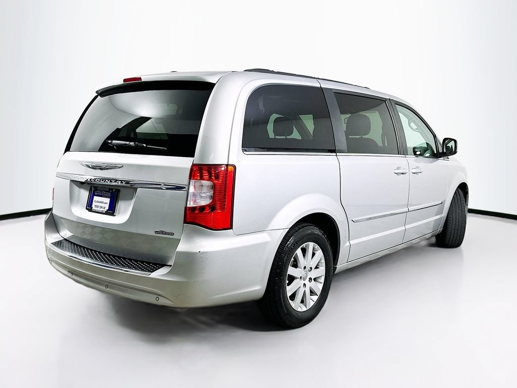 Used 2011 Chrysler Town & Country Touring-L FWD image 7