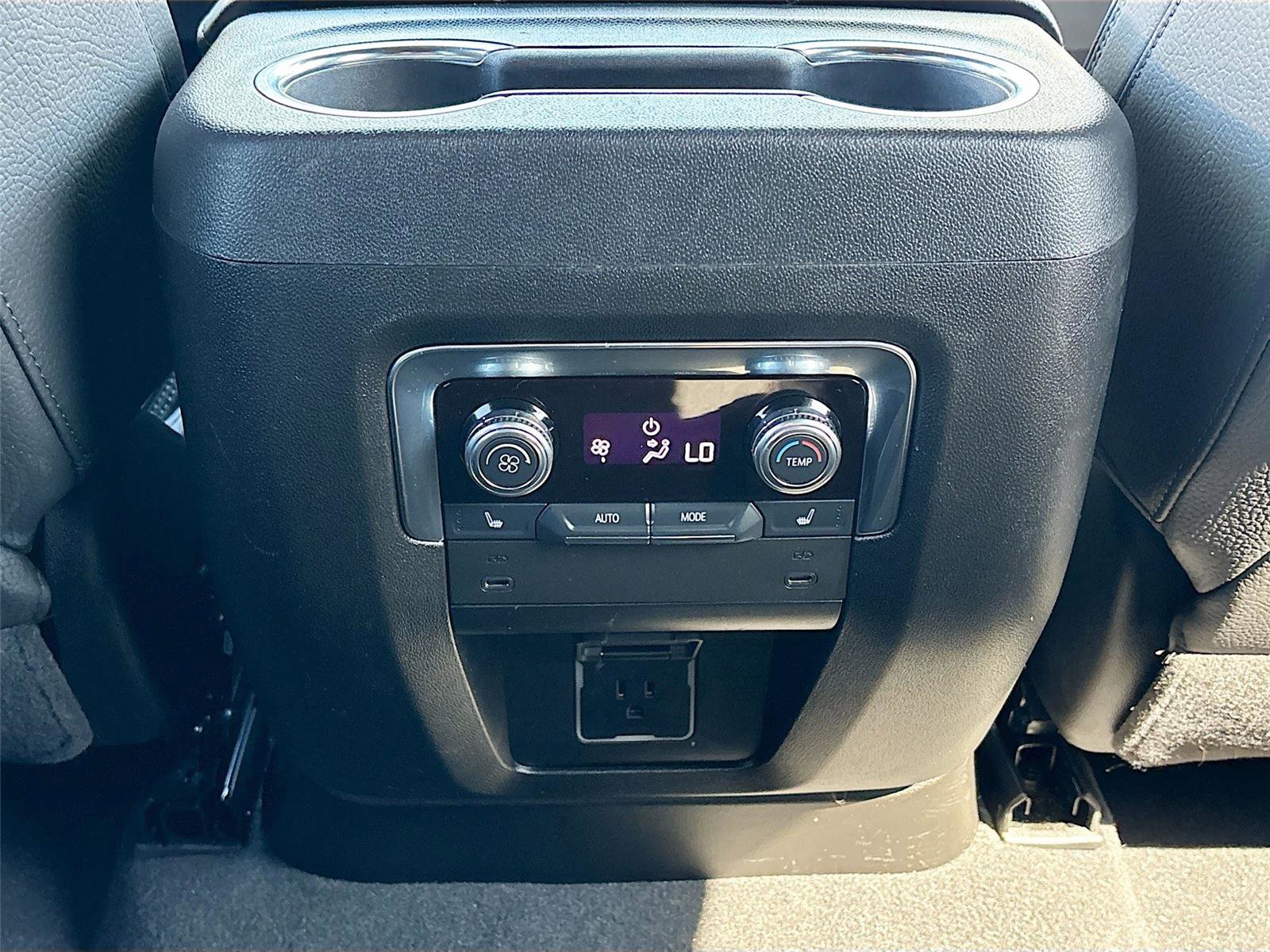 Used 2025 GMC Yukon Denali RWD image 30