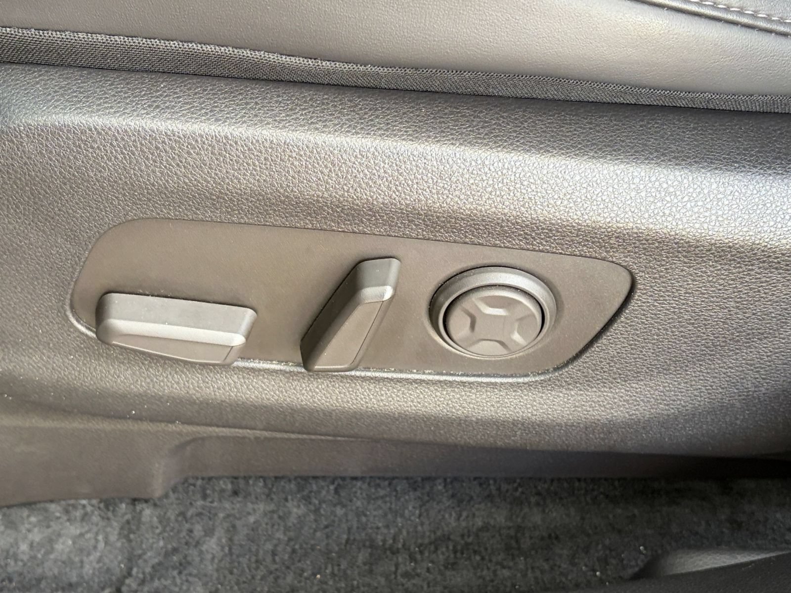 Used 2026 Kia Carnival FWD image 24