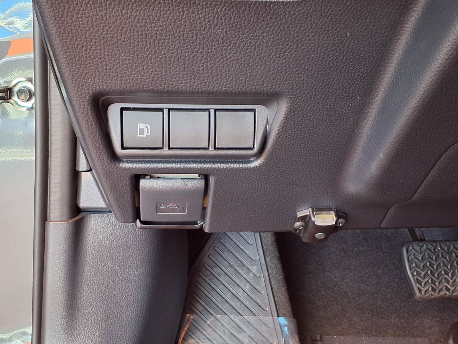Certified 2025 Toyota Prius XLE FWD image 18