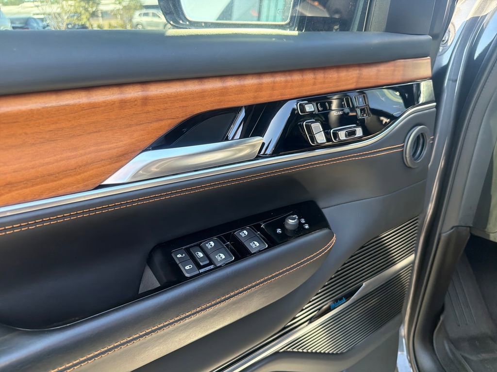 Used 2024 Jeep Grand Wagoneer Series III image 18