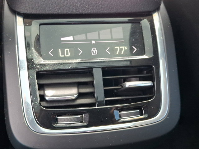 Used 2018 Volvo XC90 T6 Momentum w/ Momentum Plus Package AWD/4WD image 12