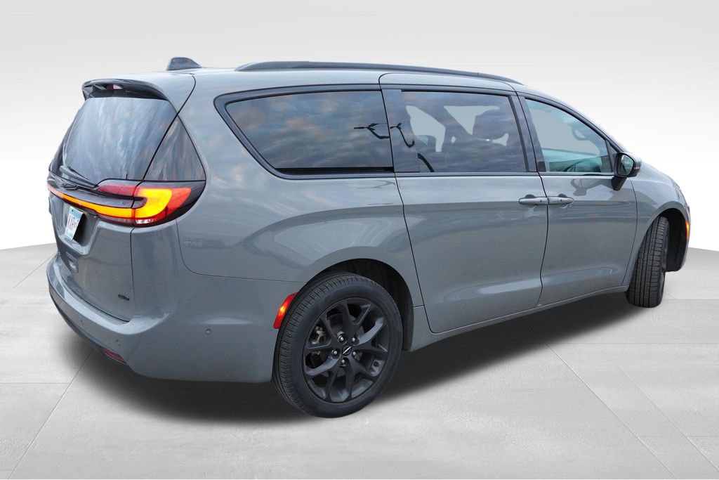 Used 2023 Chrysler Pacifica Touring-L w/ S Appearance Package image 3