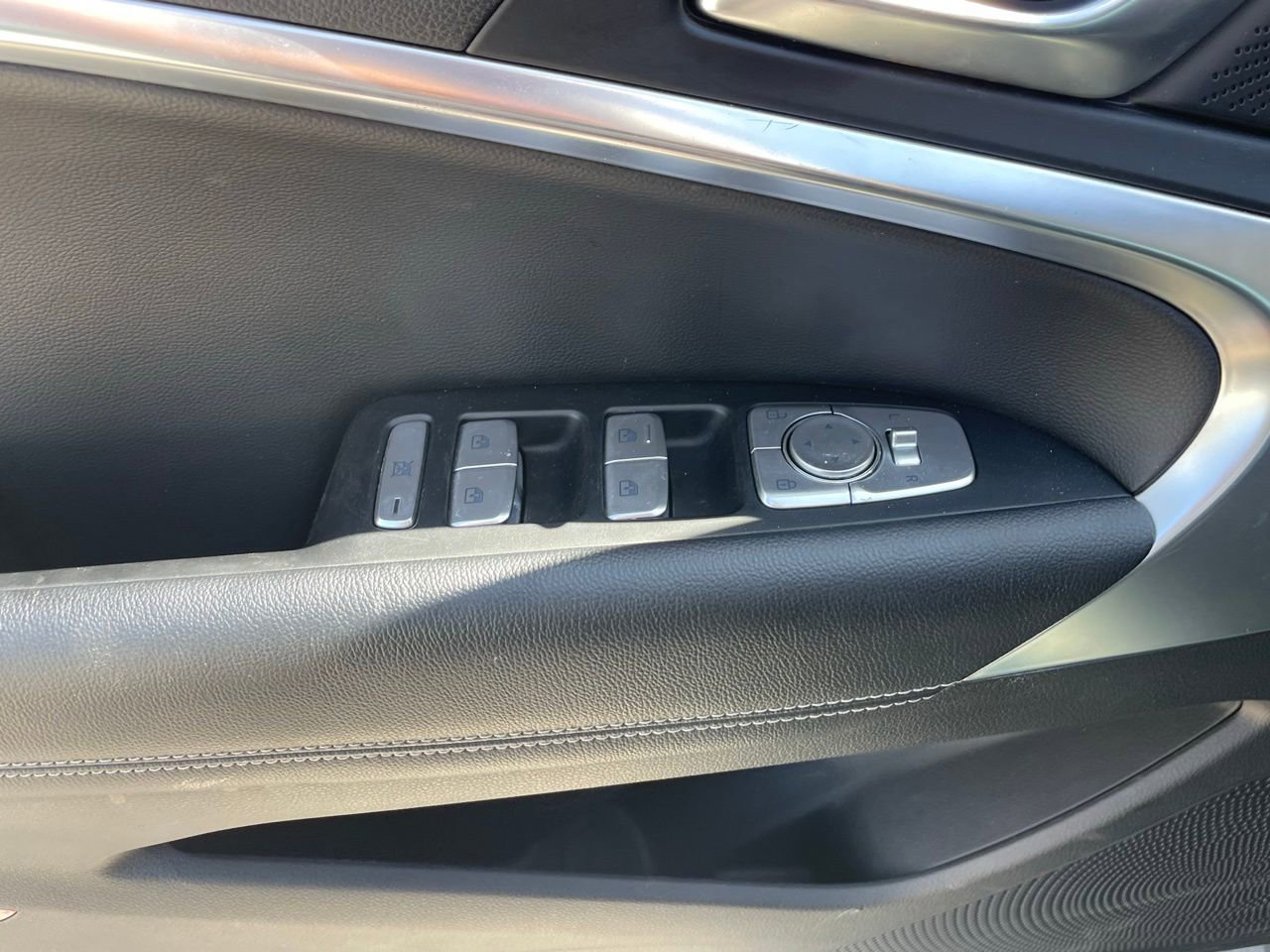 Used 2025 Genesis G70 2.5T image 6