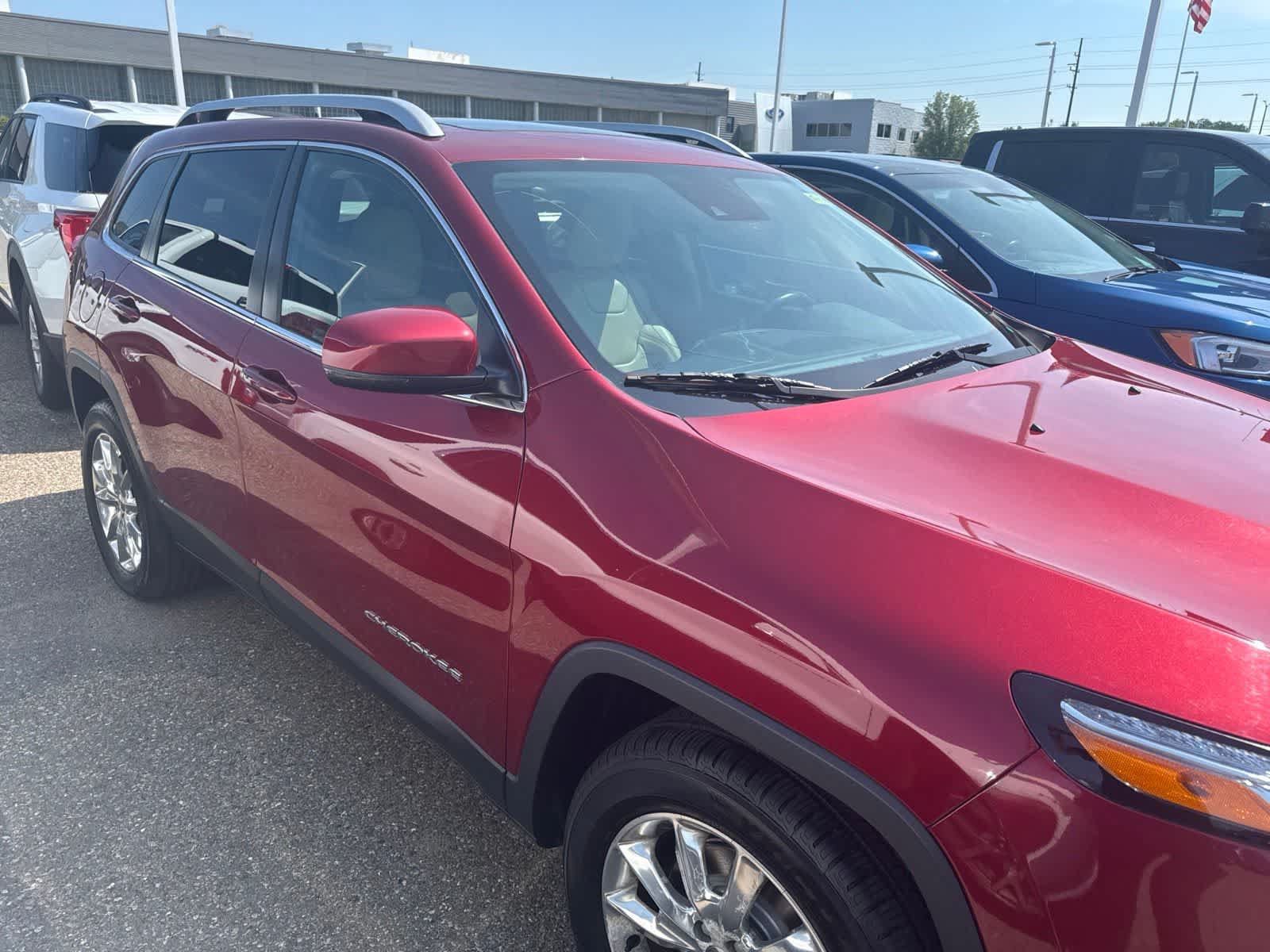 Used 2016 Jeep Cherokee Limited w/ Luxury Group AWD/4WD image 25