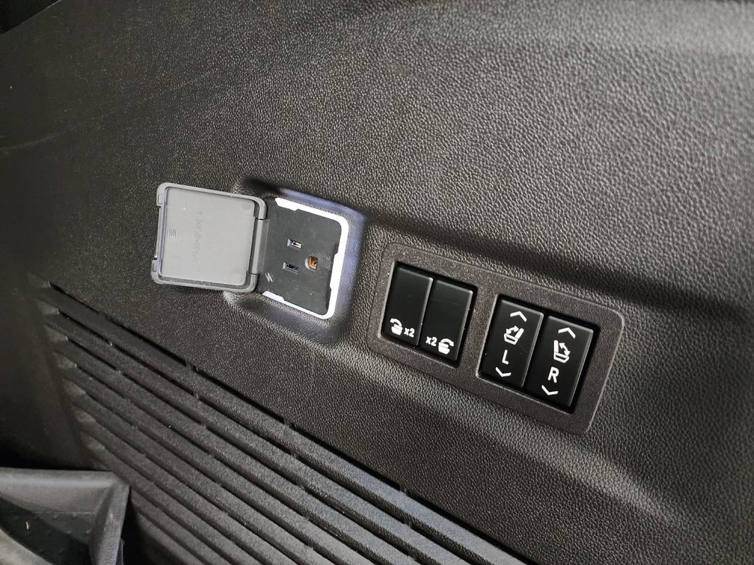 Used 2023 Chevrolet Suburban High Country image 43