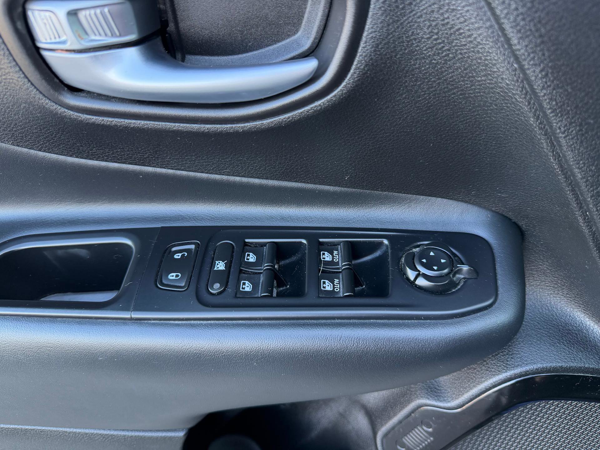 Used 2018 Jeep Renegade Altitude image 28