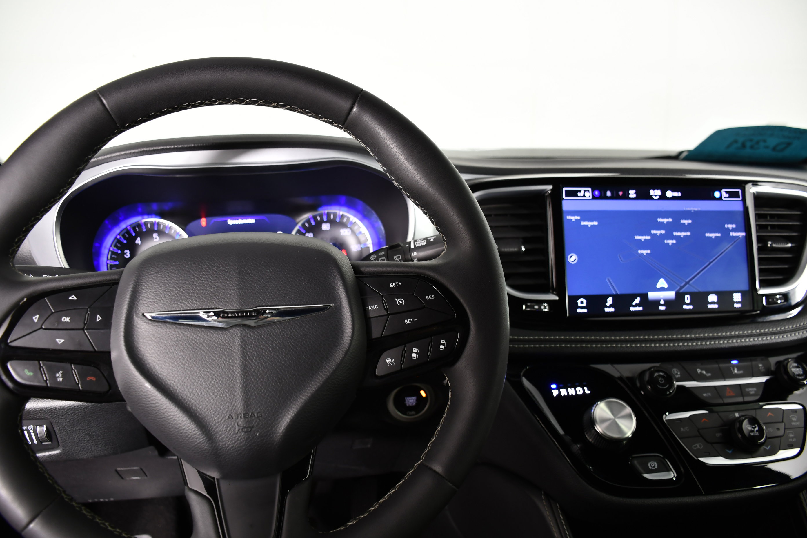 Used 2025 Chrysler Pacifica Limited image 16