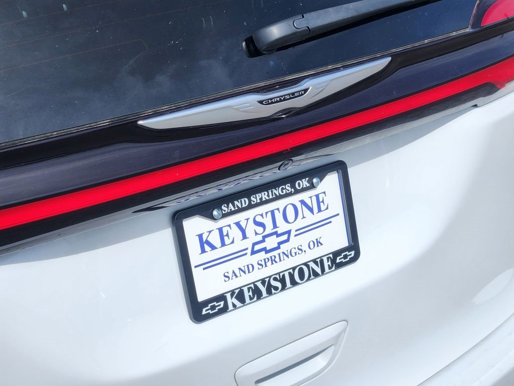 Used 2024 Chrysler Pacifica Touring-L image 11