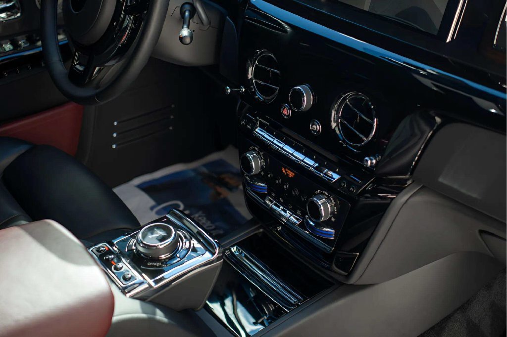 Used 2024 Rolls-Royce Phantom Sedan RWD image 14