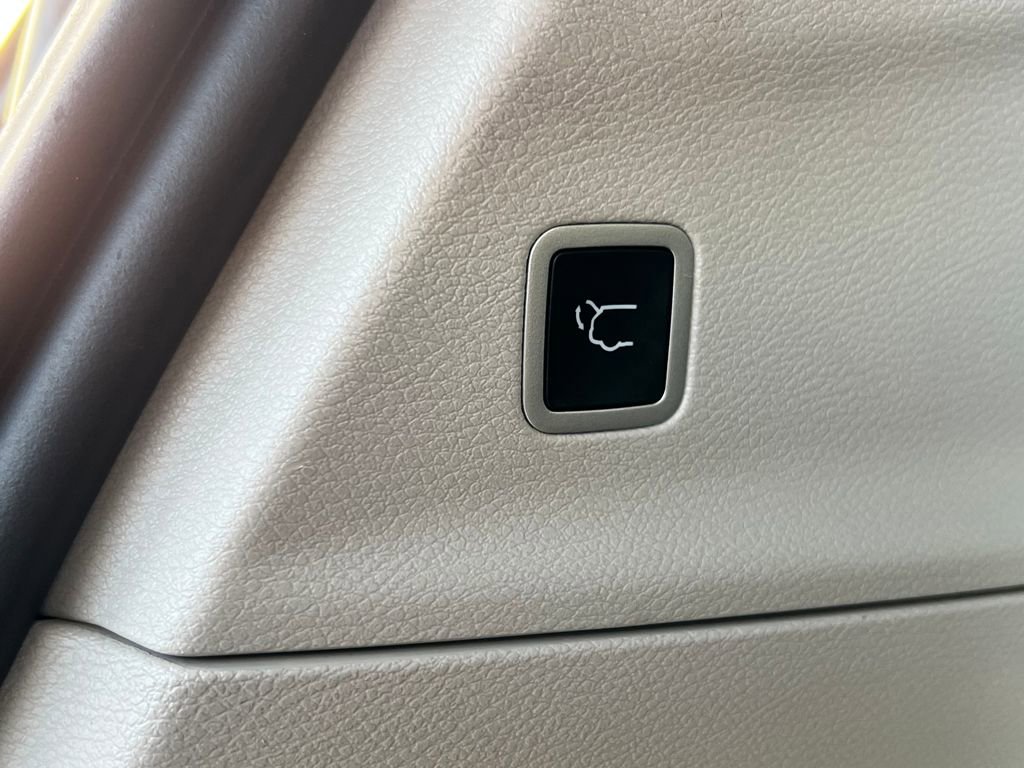 Used 2024 Chrysler Pacifica Touring-L image 13