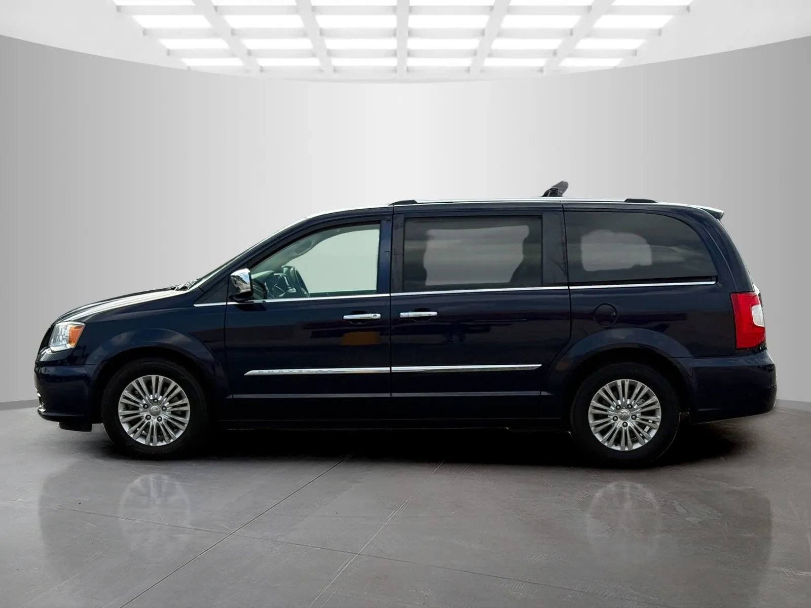 Used 2014 Chrysler Town & Country Limited image 8
