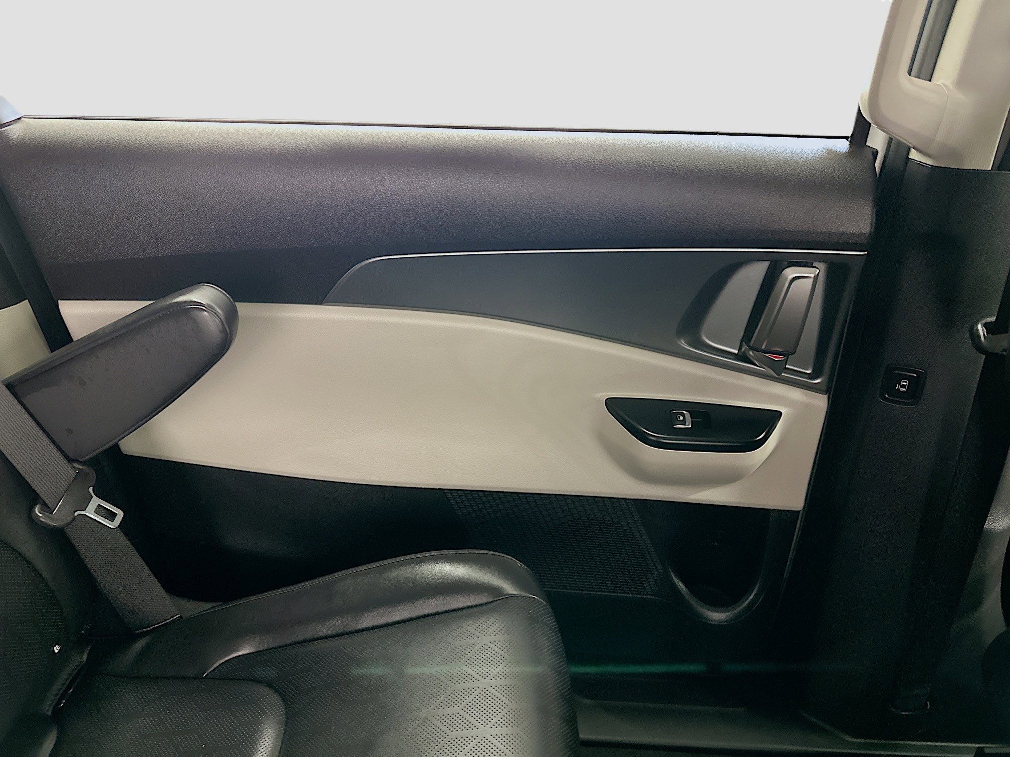 Used 2024 Kia Carnival LX image 26