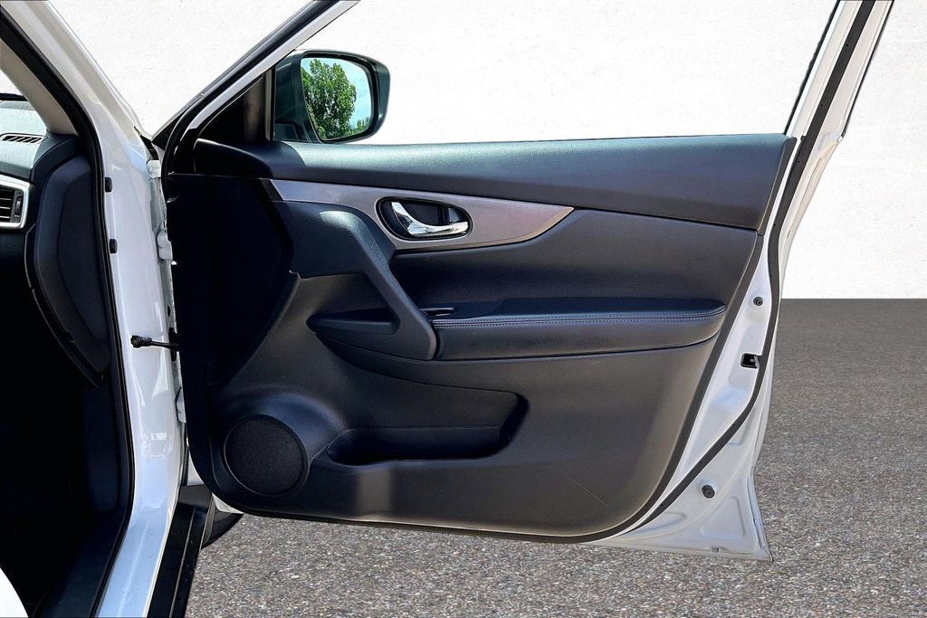 Used 2015 Nissan Rogue SV FWD image 28
