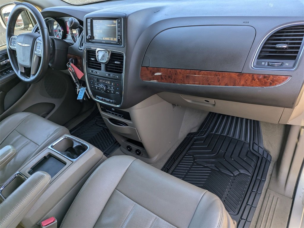 Used 2014 Chrysler Town & Country Touring-L w/ Driver Convenience Group image 23