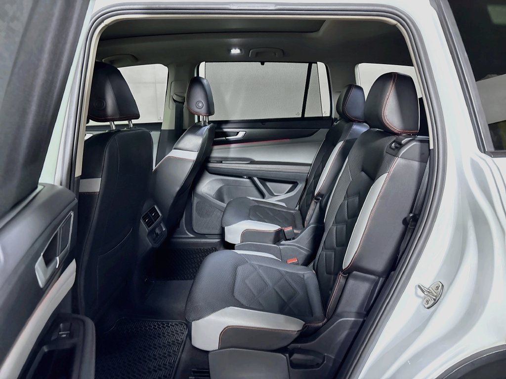 Certified 2024 Volkswagen Atlas Peak Edition SE AWD/4WD image 21