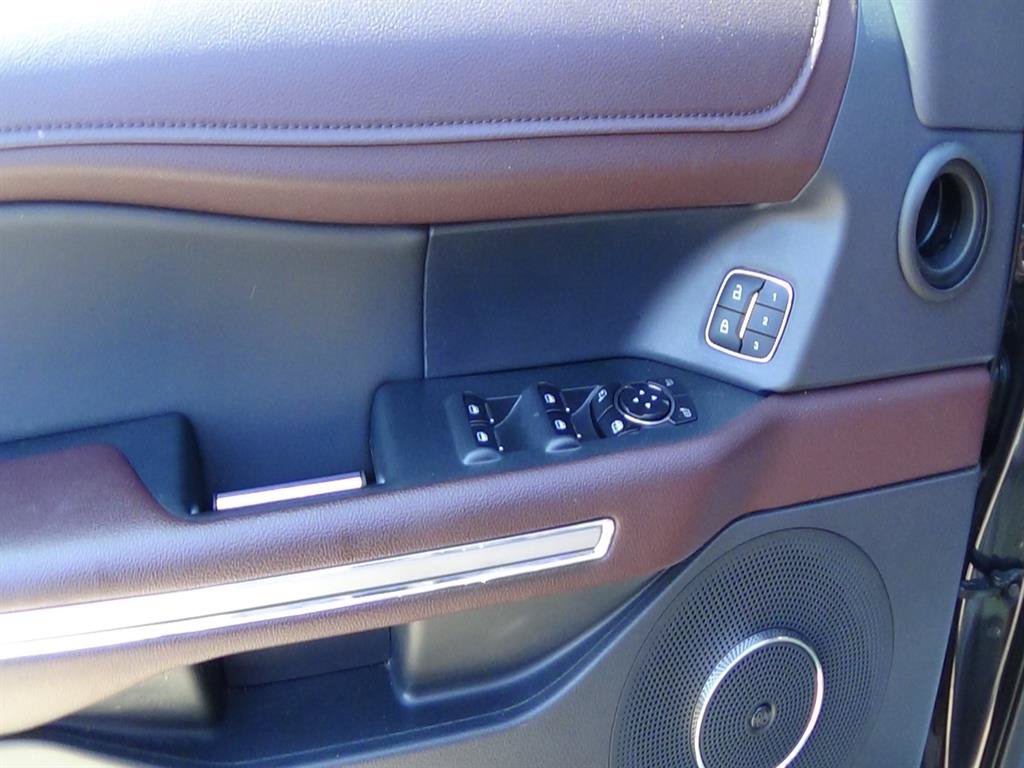 Used 2024 Ford Expedition Limited AWD/4WD image 17