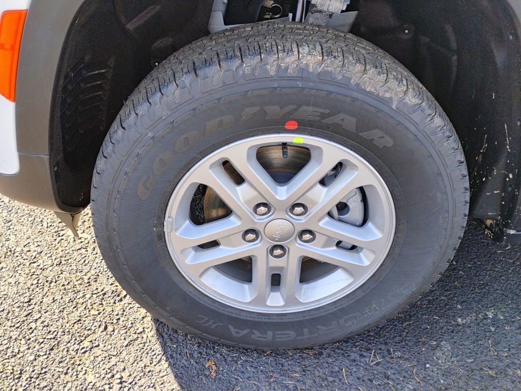 New 2025 Jeep Grand Cherokee Laredo w/ Trailer Tow Package image 9