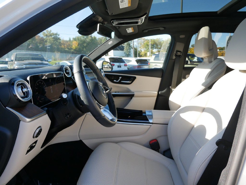 Used 2025 Mercedes-Benz GLC 300 4MATIC image 9