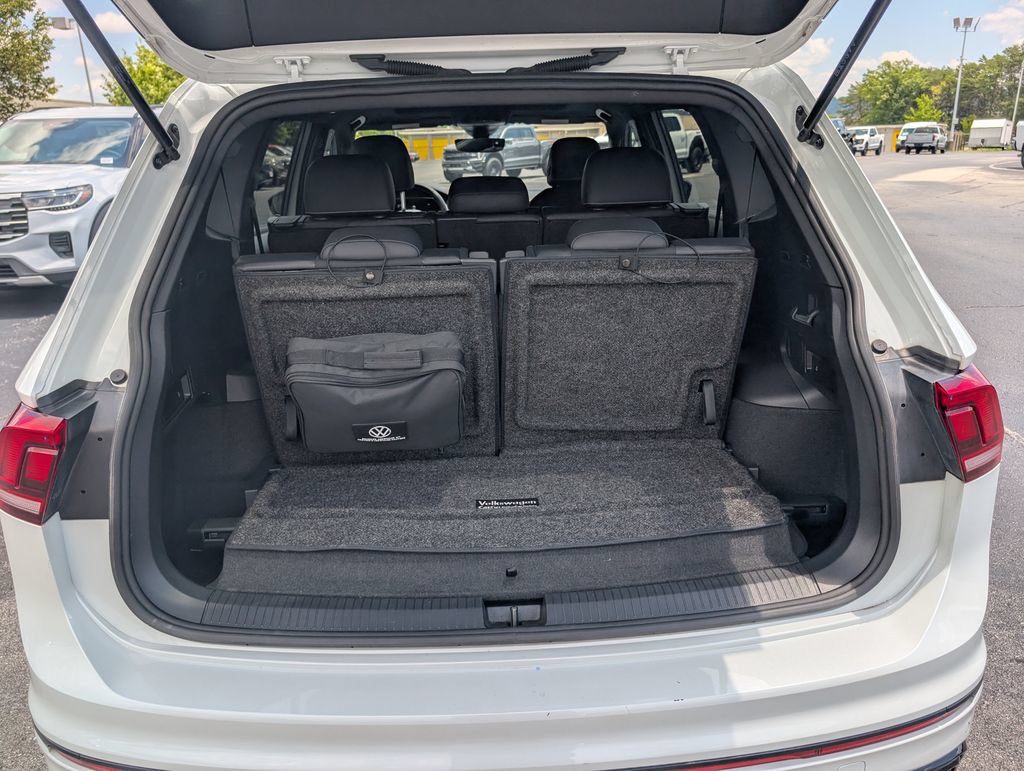 Used 2023 Volkswagen Tiguan SE R-Line FWD image 9