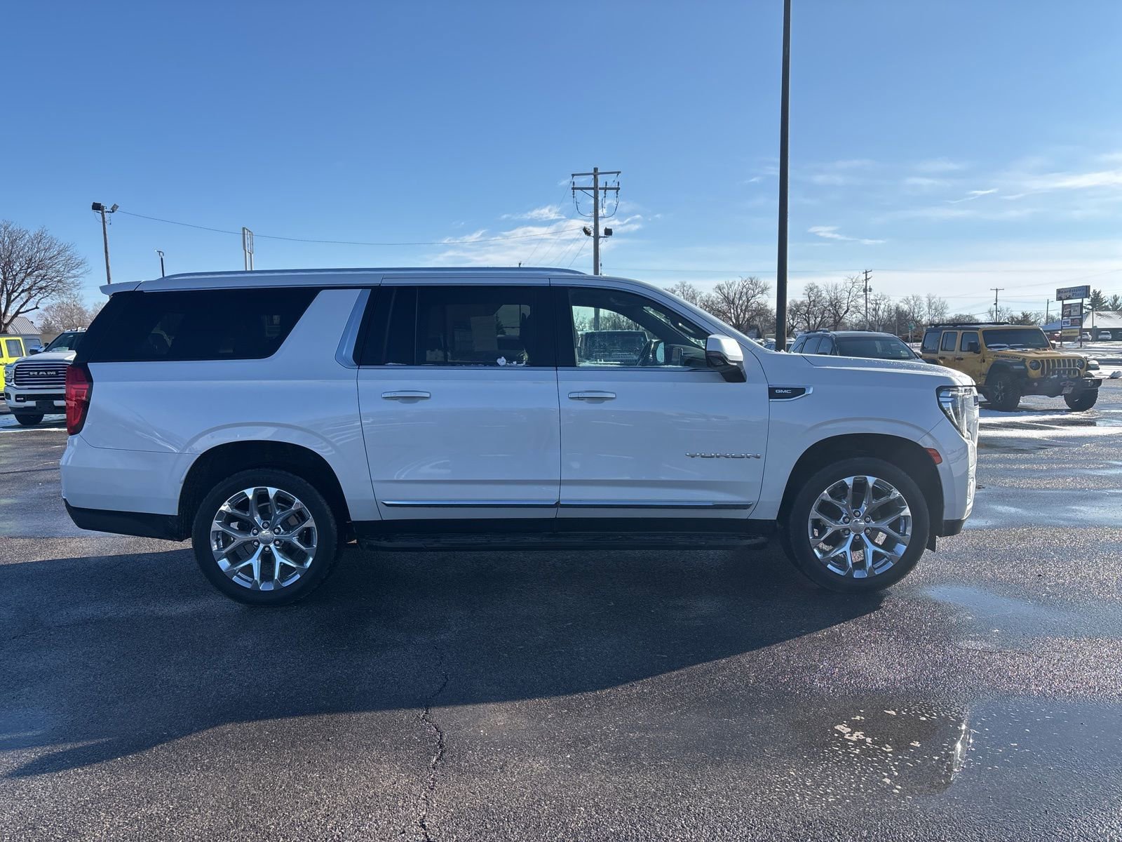 Used 2021 GMC Yukon XL SLT w/ SLT Premium Package image 5