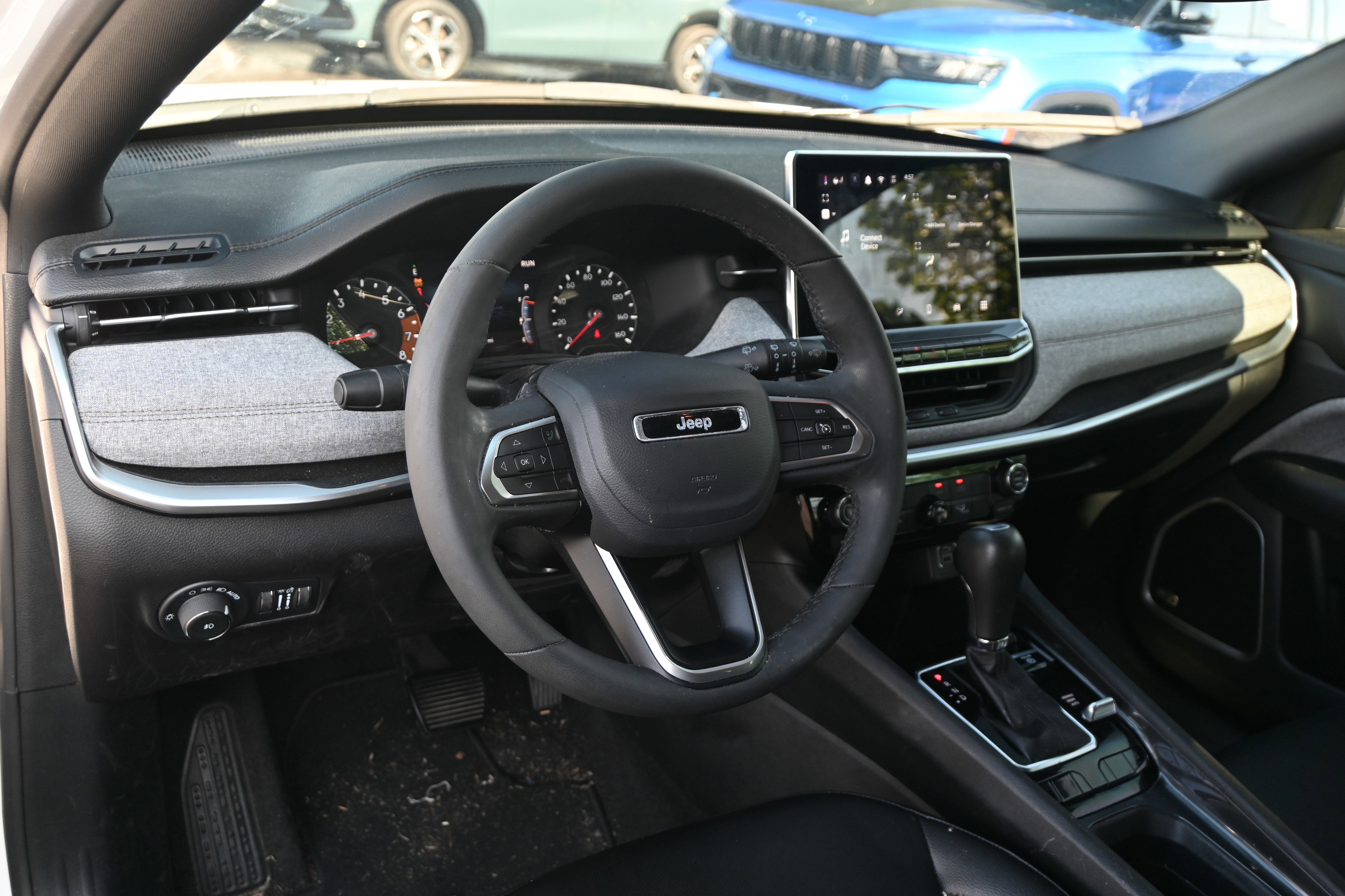 Used 2024 Jeep Compass Latitude w/ Sun and Sound Group AWD/4WD image 11
