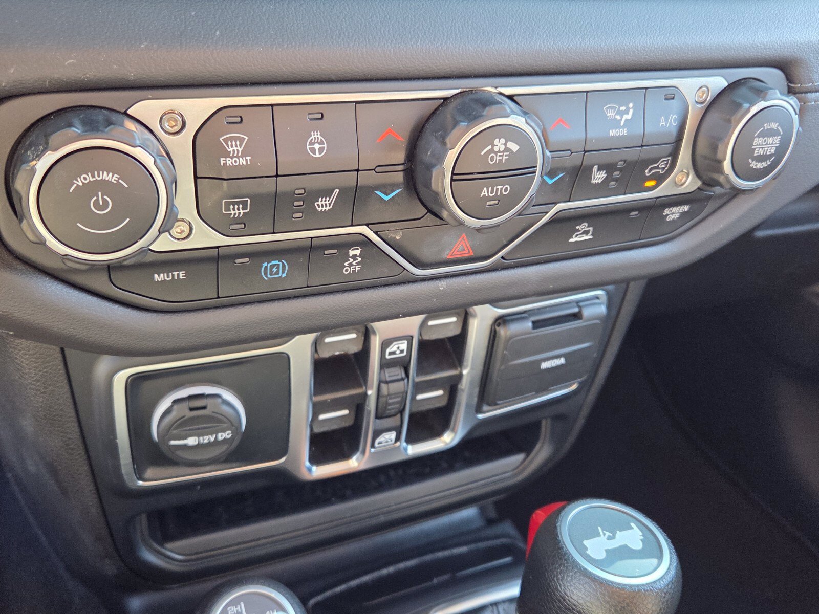 Used 2024 Jeep Wrangler Unlimited Sahara AWD/4WD image 22