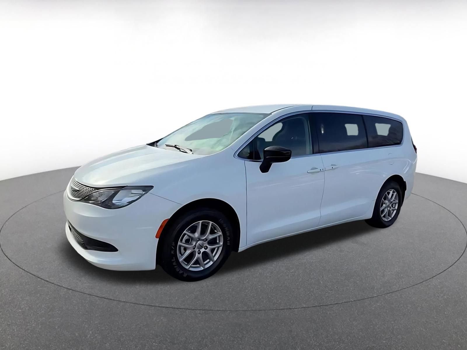 Used 2024 Chrysler Voyager LX image 8