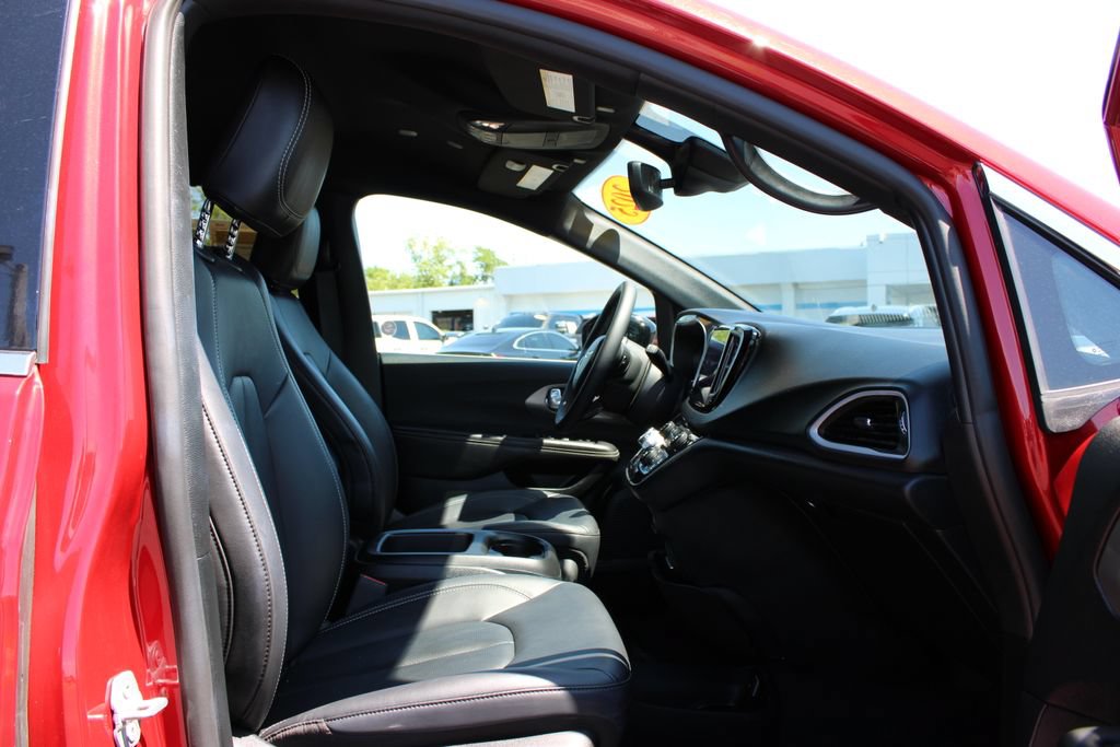 Used 2025 Chrysler Pacifica Select FWD image 27
