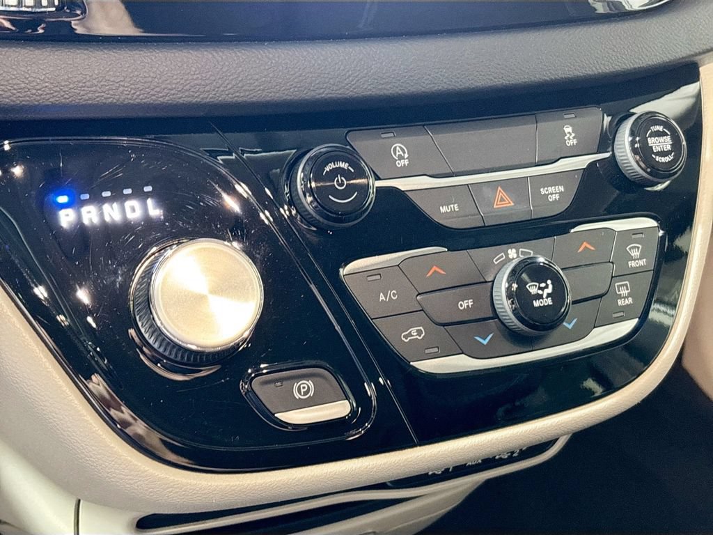 Used 2022 Chrysler Voyager LX FWD image 17