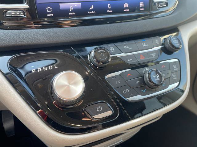 Used 2024 Chrysler Pacifica Touring-L image 23