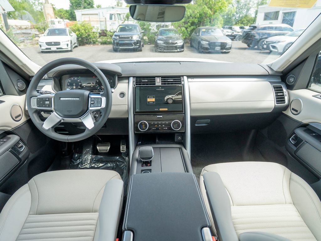 New 2025 Land Rover Discovery Dynamic SE image 16