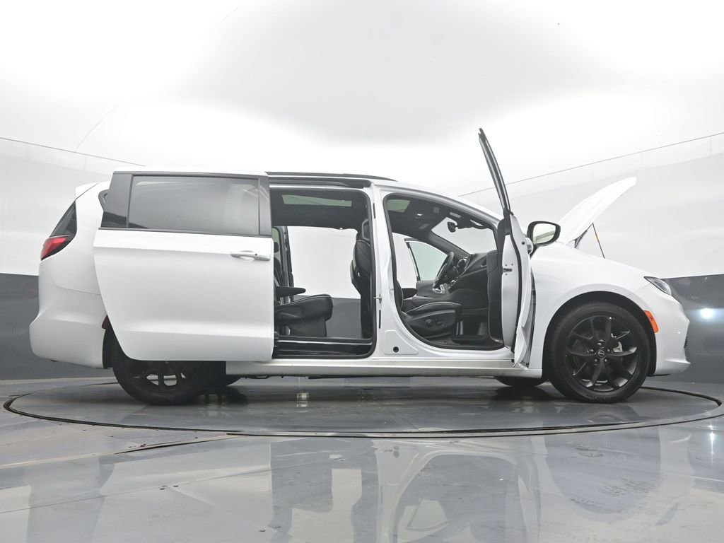 Used 2025 Chrysler Pacifica Limited image 61