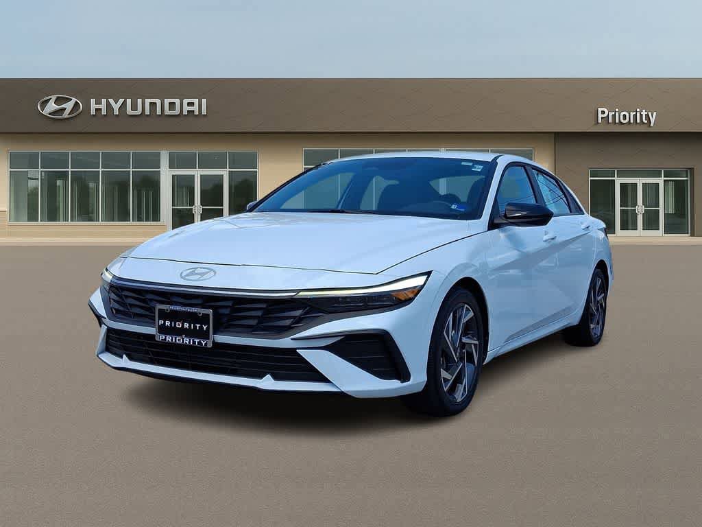 Certified 2025 Hyundai Elantra Sport FWD image 1