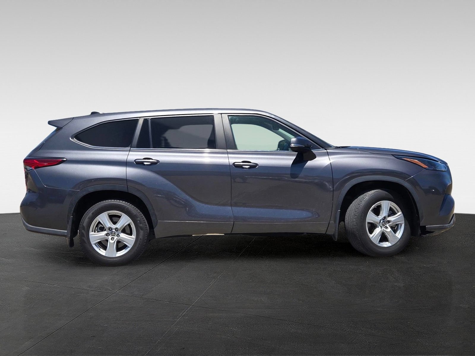 Used 2023 Toyota Highlander LE AWD/4WD image 3