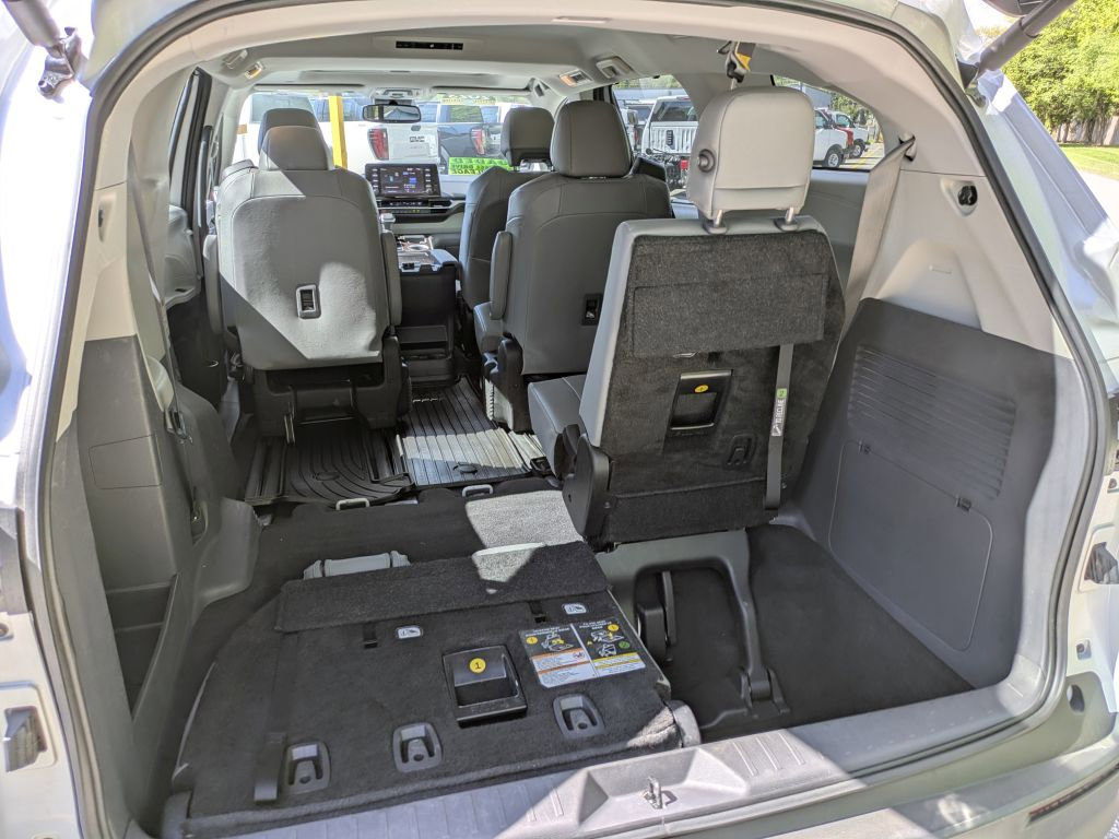 Used 2023 Toyota Sienna XLE AWD/4WD image 33
