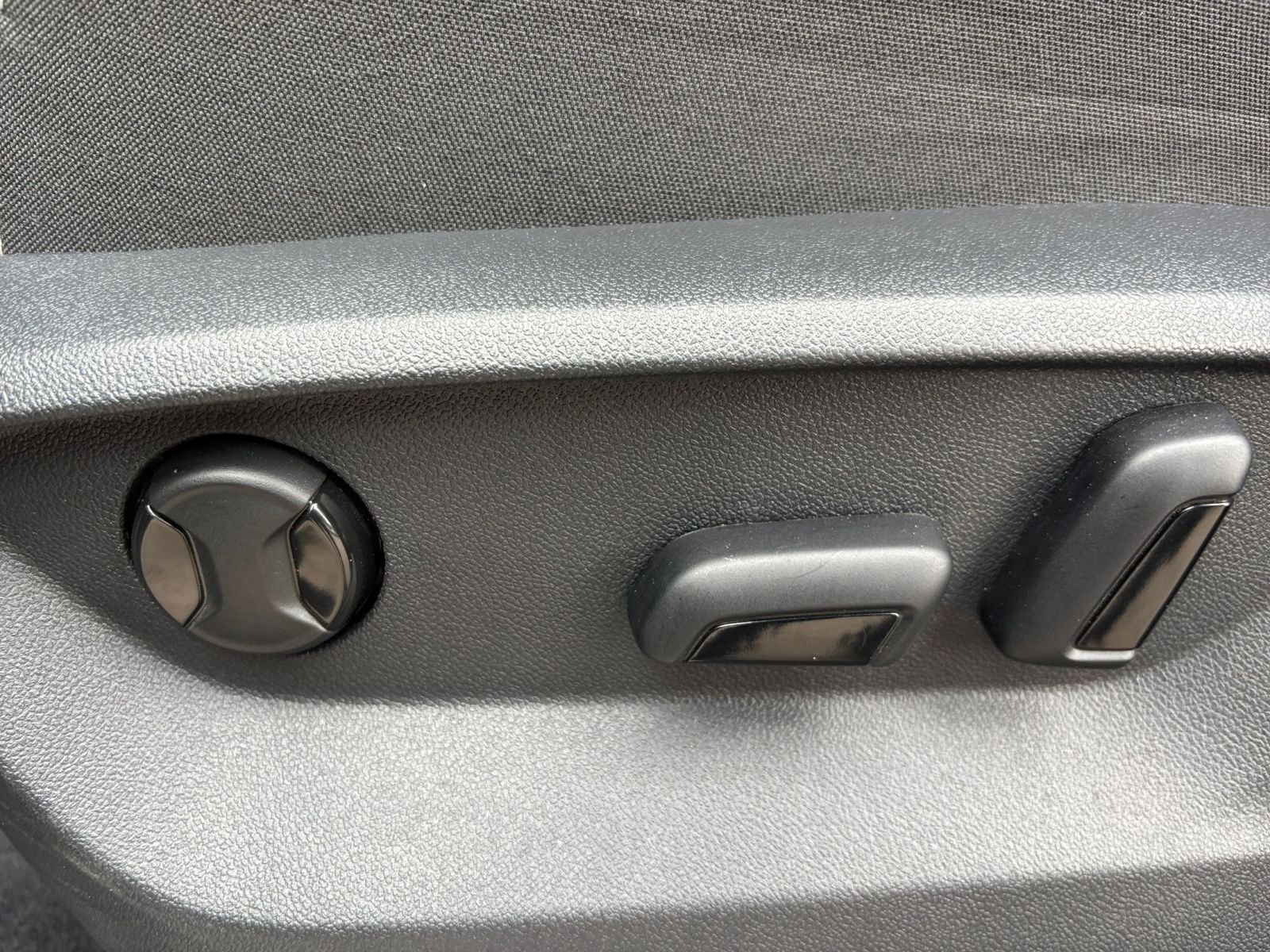 Used 2025 Volkswagen Atlas Cross Sport SE image 23