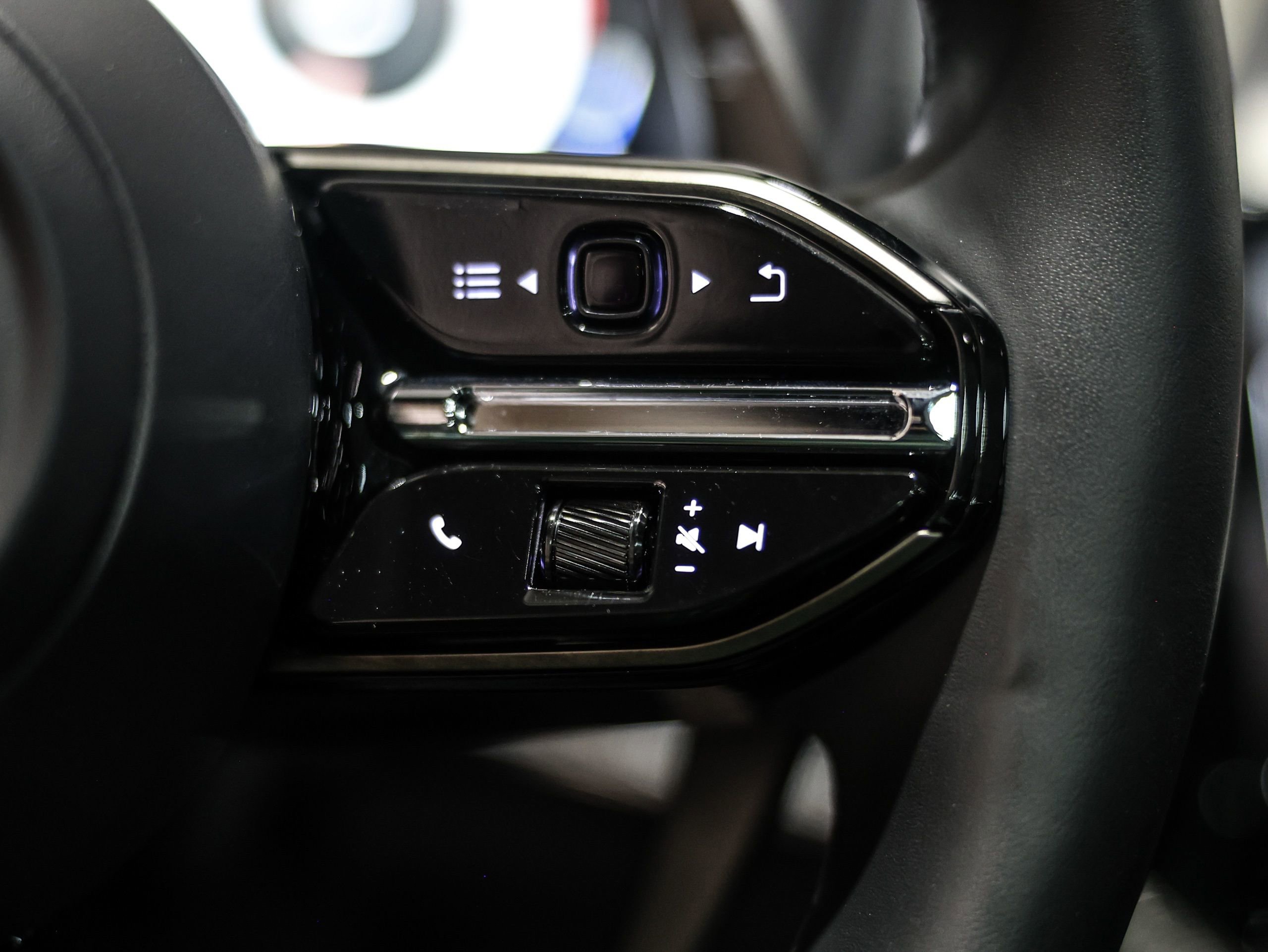 Used 2025 Aston Martin DBX 707 image 37