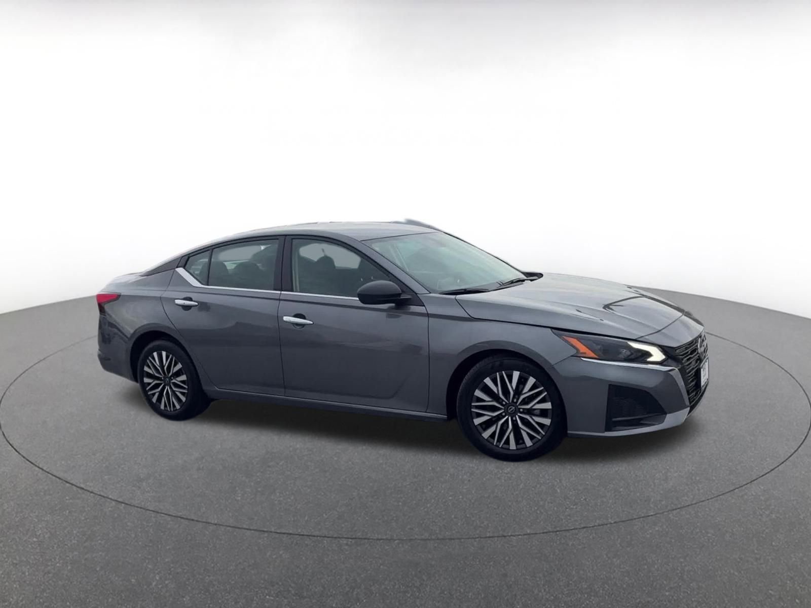 Used 2024 Nissan Altima 2.5 SV FWD image 2