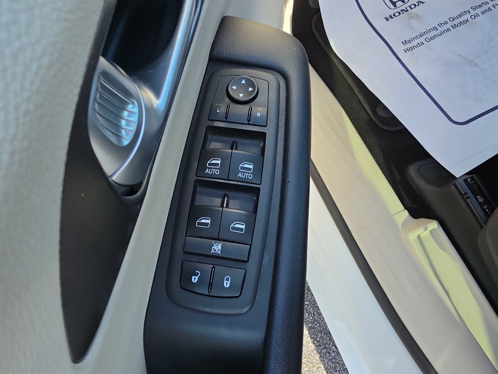 Used 2024 Chrysler Pacifica Touring-L FWD image 14