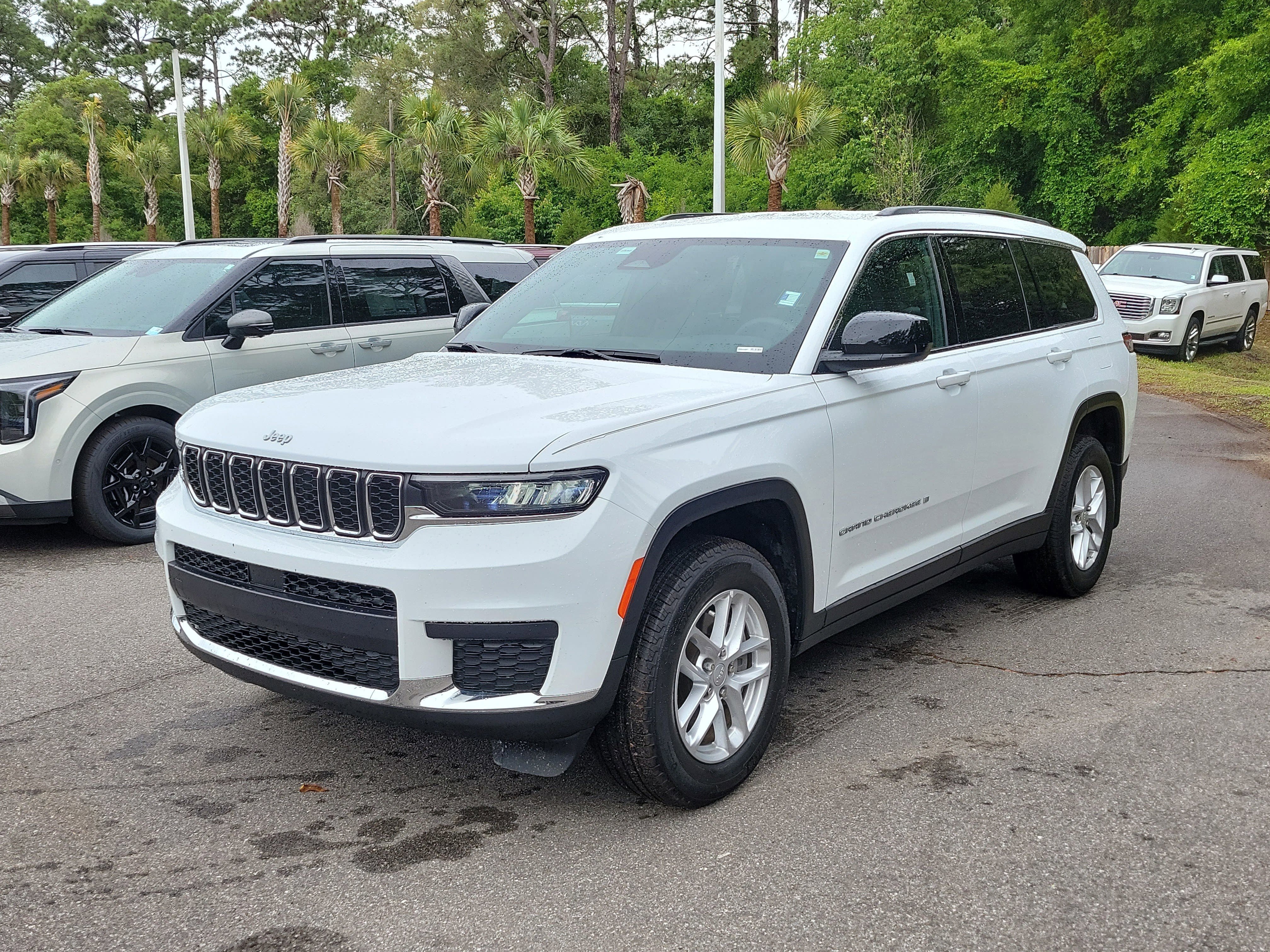 Used 2025 Jeep Grand Cherokee L Laredo w/ Trailer Tow Package RWD image 3