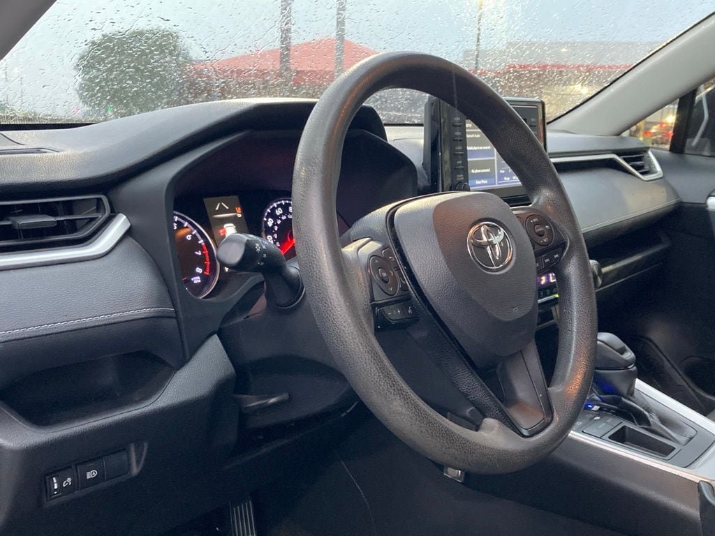 Used 2019 Toyota RAV4 LE FWD image 8