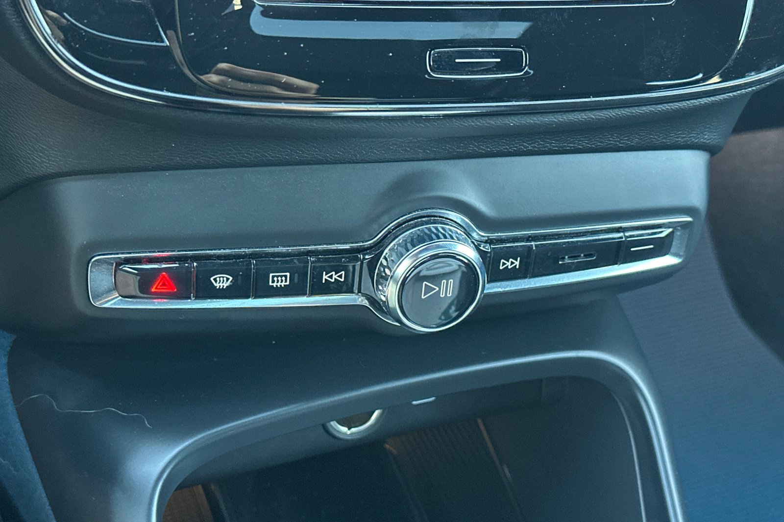 Certified 2023 Volvo XC40 Recharge Plus image 24