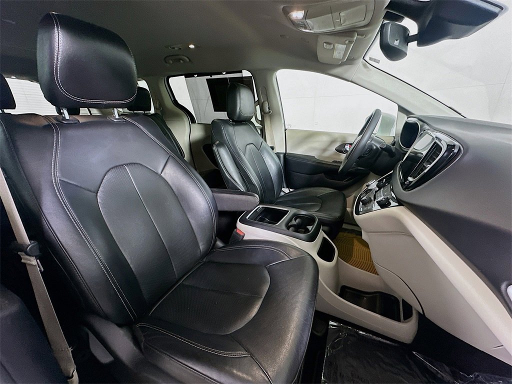 Used 2022 Chrysler Pacifica Touring-L image 12
