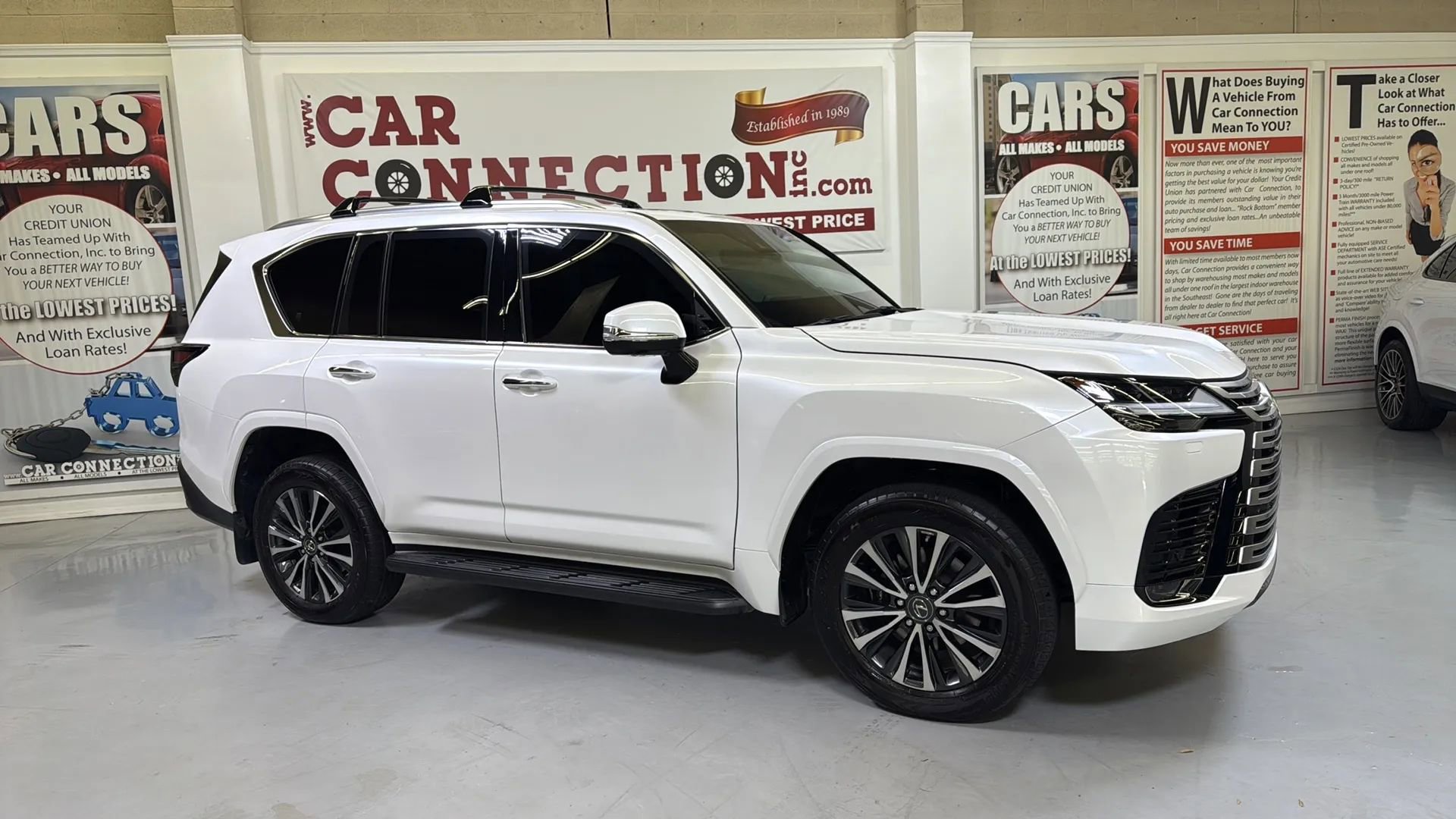Used 2022 Lexus LX 600 4WD w/ Premium Package image 9