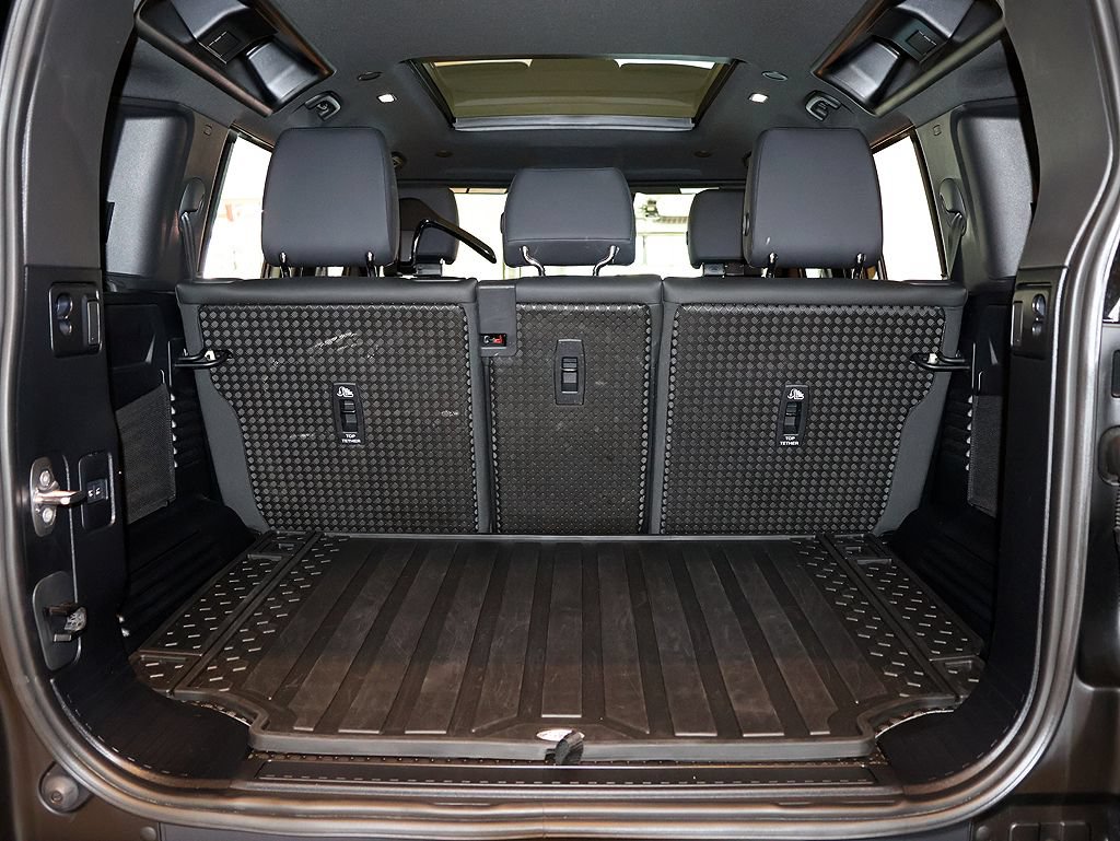 Used 2025 Land Rover Defender 110 S AWD/4WD image 53