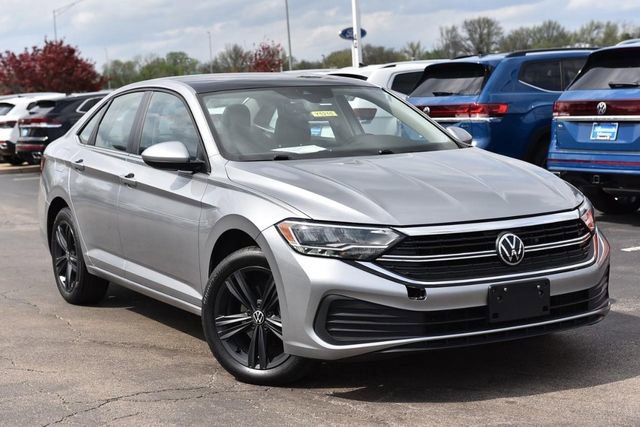 Used 2022 Volkswagen Jetta SE image 2