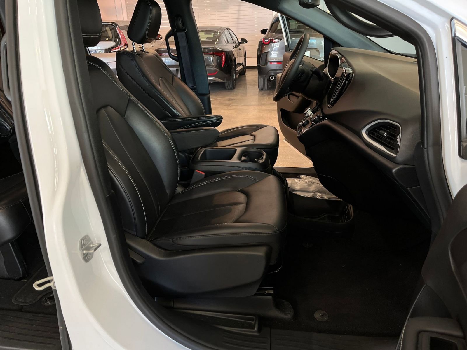 Used 2025 Chrysler Pacifica Select image 37